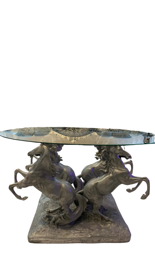 4 At Figürlü Cam Orta Sehpa